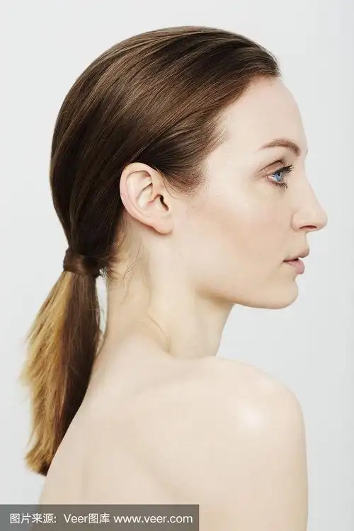 年轻女子的侧面照片,摄影棚拍摄