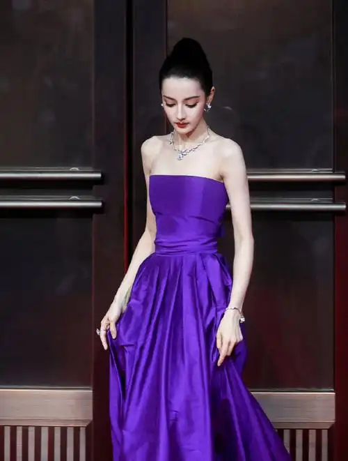 迪丽热巴参加活动,丸子头配紫色抹胸礼服长裙,美艳大气甜美俏皮-度小