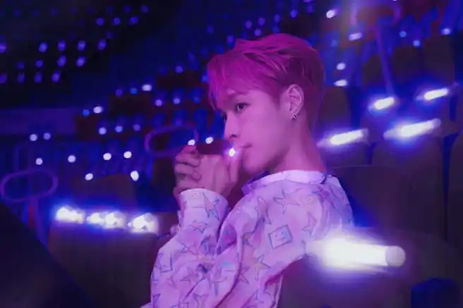 铺满爱意与欢呼,查收captain lay紫色氛围下的美貌92    @张艺兴