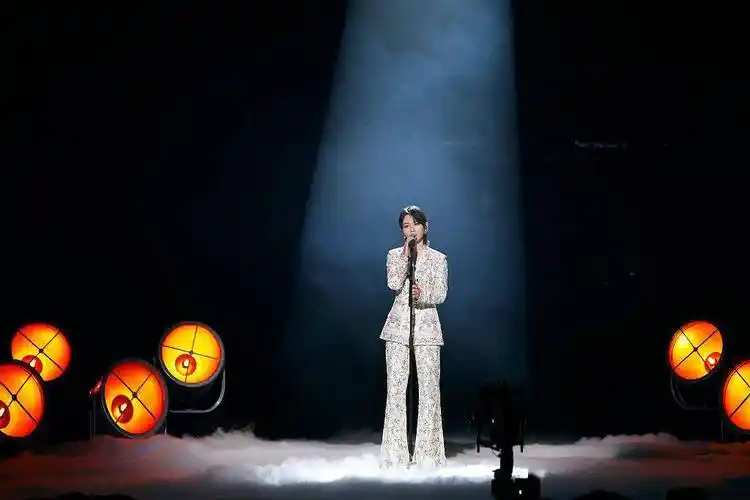 周笔畅亮相央视网络春晚独唱如燕舞台如梦似幻意境动人