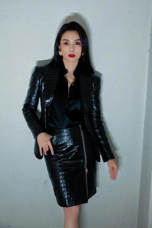 很少看到的一头黑长直搭配干练黑色西装,气场两米八,姐姐好辣! 67