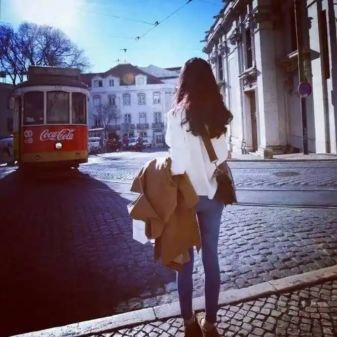 嚼在嘴里的糖没那么甜了