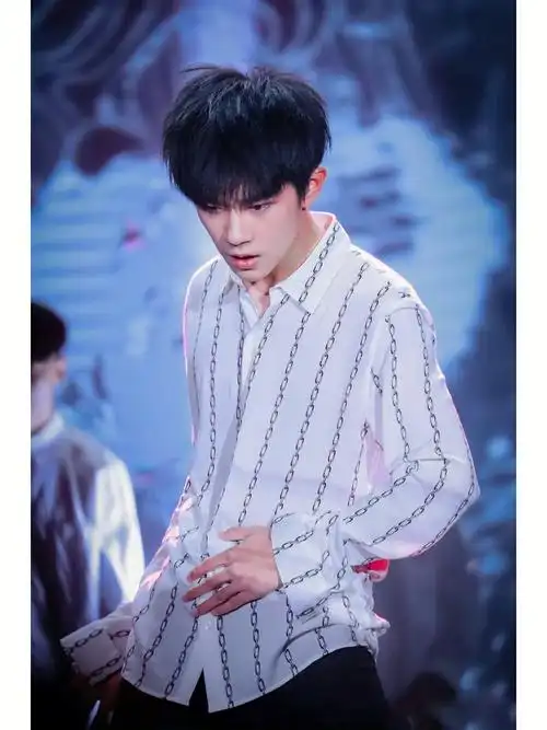 易烊千玺自编舞蹈青春动作干净利落