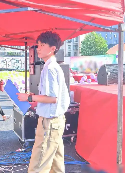 有一种"整容"叫马嘉祺回学校,穿国产校服素面朝天,差点没认出