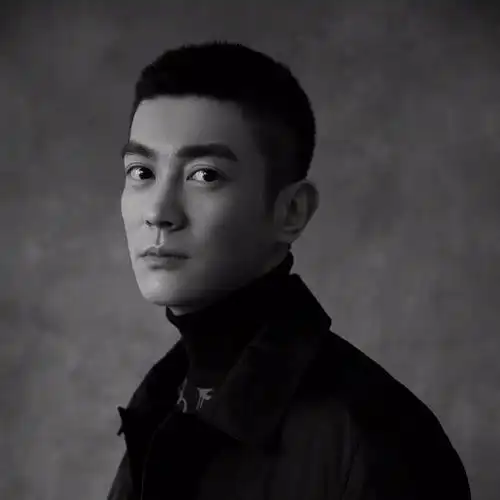 这种脸型没有明显的线条感,也没有长脸的柔美,所以非常不适合寸头