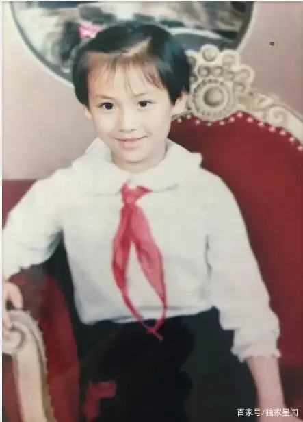 发现马思纯跟她小姨蒋雯丽长得好像,连声音和笑起来都像