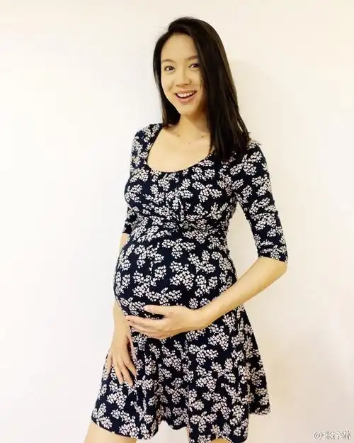 微博女王姚晨怀孕的时候,由时尚芭莎拍了一组女王范十足的孕妇照.