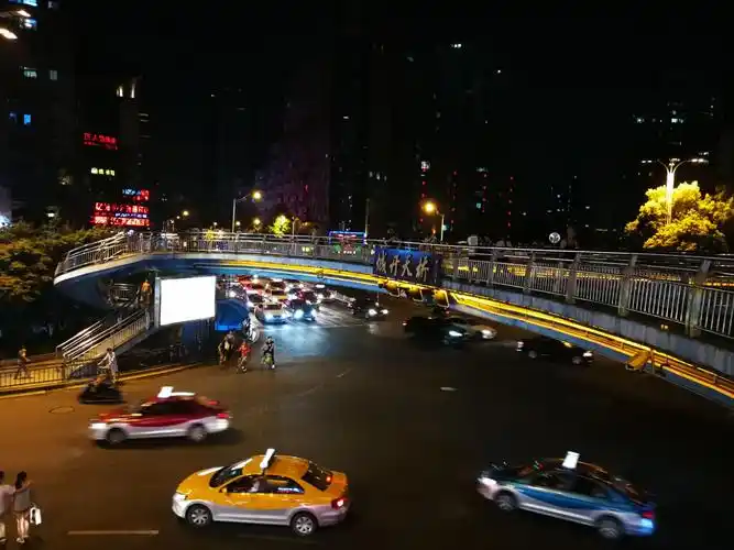 夜天桥亮丽多姿