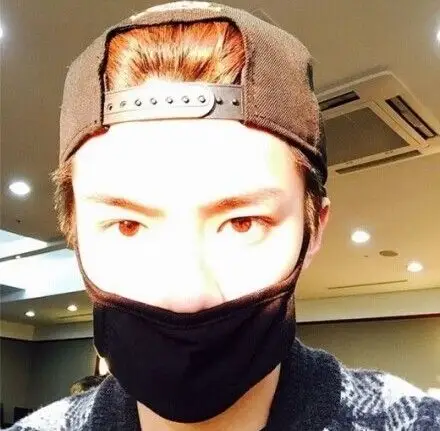 exo吴世勋口罩遮面发光出镜 双眼有神散发无尽魅