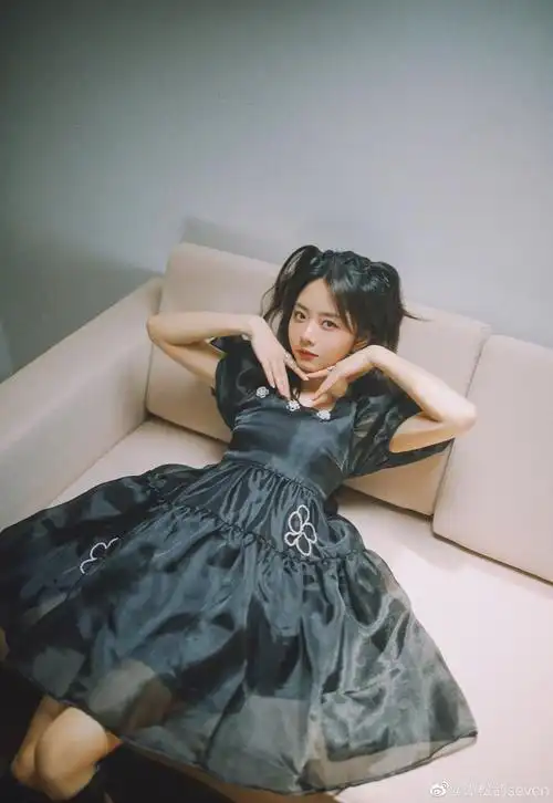 难怪会领衔新四小花旦,披着长发太清纯啦谭松韵相信大家都非常熟悉了