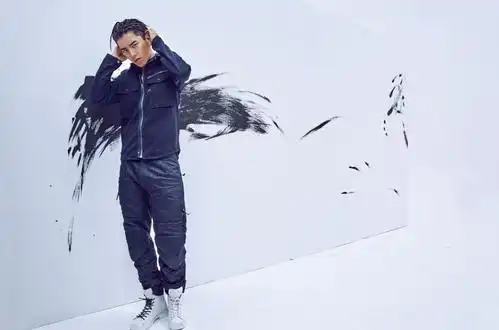 王大陆搞怪照片庆祝杀青,遭到网友的调侃:果然还是你最厉害