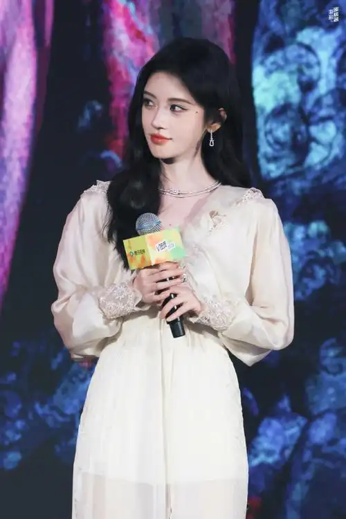 鞠婧祎的肩膀弧度