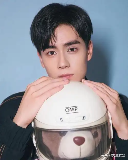 那么你就可以剪一款像胡一天这样的中分发型,额头不用露出太多,整个