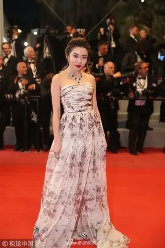 组图:郑恺前女友程晓玥碎花抹胸裙 清新靓丽气质好