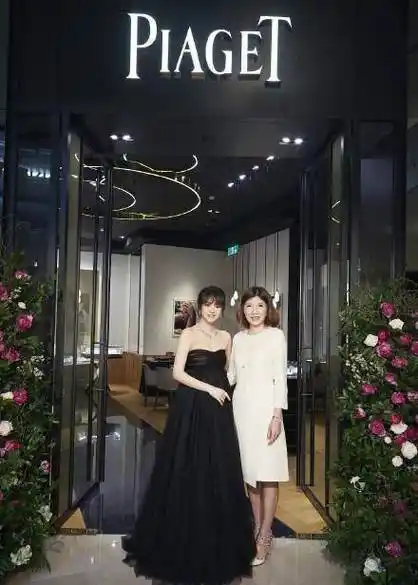 安以轩怀孕后首度亮相,黑色抹胸长裙性感迷人,上围激增更美了_活动