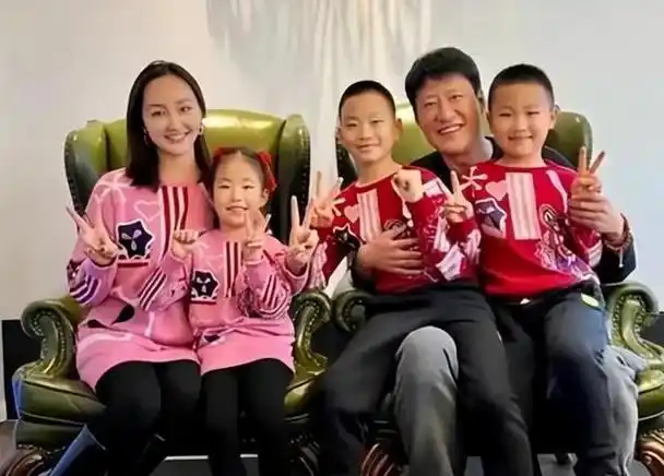 于震:二婚再娶小13岁娇妻,婚后连得三胎,如今一家五口其乐融融