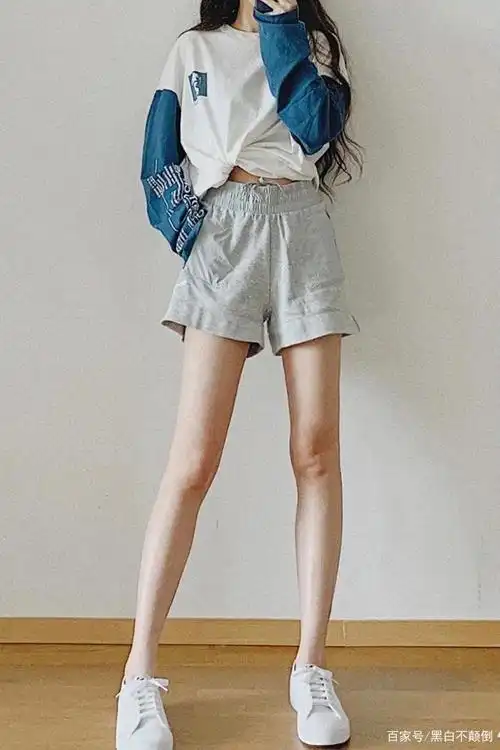 day3:oversize的t恤搭配灰色短裤,t恤在腰间打个结,既运动又带点小