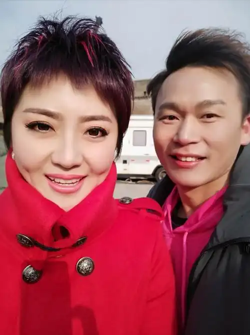 与歌手格格合影