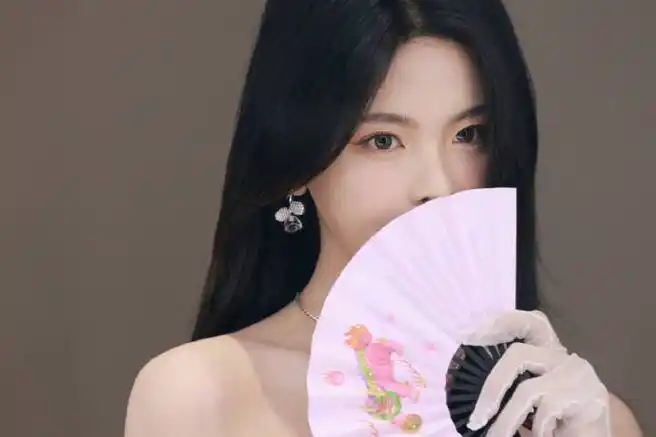 杨超越穿抹胸纱裙超靓丽!肤白貌美大长腿太性感撩人_星八卦_扒娱乐