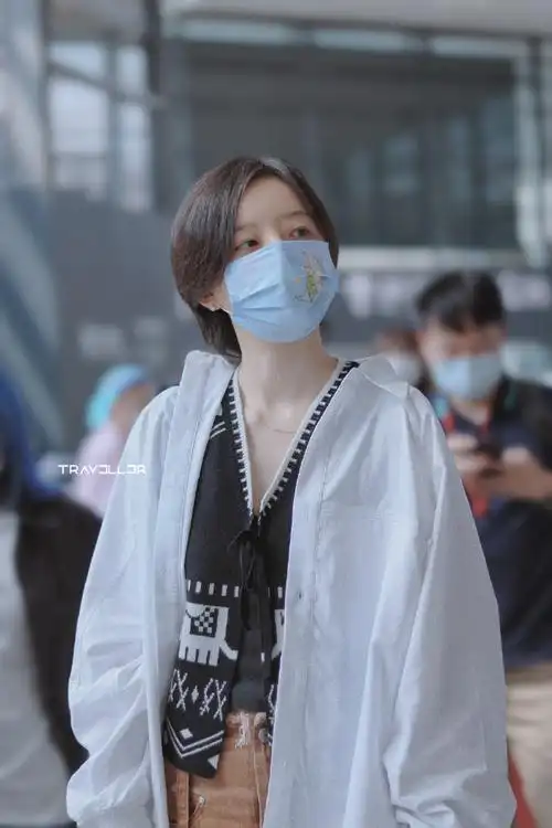 李斯丹妮超话lsdn#李斯丹妮costa新贵品牌代言人#- 风迎向你  你迎着