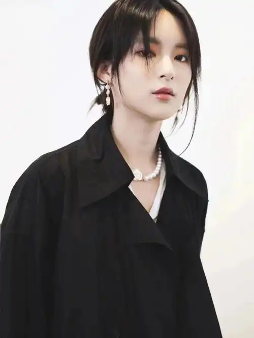 孙安可02佩戴sj致敬经典系列珍珠项链和耳环