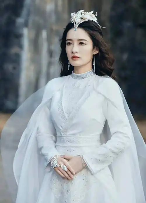 女星李沁造型合集:小巧玲珑,小鸟依人