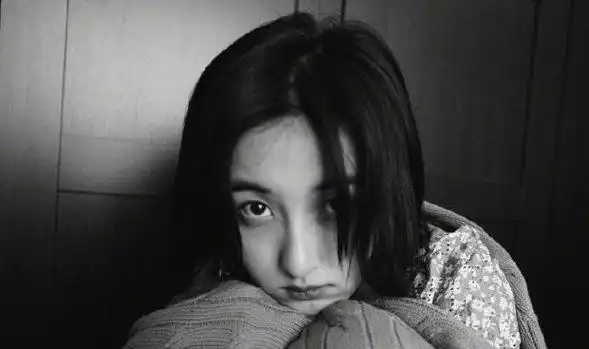 18岁张子枫自拍照真接地气穿99低领罩衫配短发美得好可爱