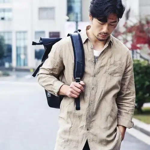 更像是绸缎的衬衫,看起来格外的高级,整件衣服柔软而且轻薄,更是有