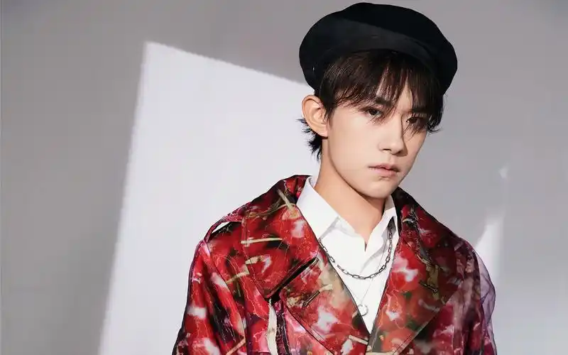 易烊千玺贝雷帽率性帅气图片桌面壁纸