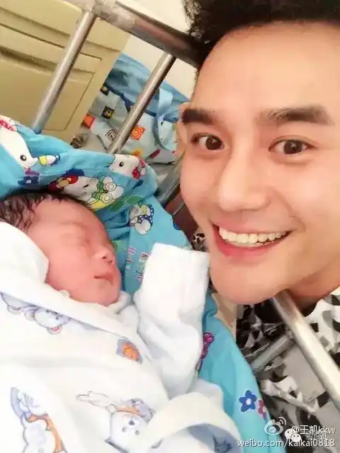 王凯的妹妹叫王译翎,据说是和王凯没有血缘关系的妹妹,也就是王凯的