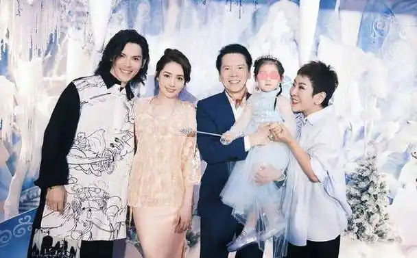 向太晒一家人法国滑雪视频再炫儿媳:郭碧婷,你好棒啊_向佐_向华强