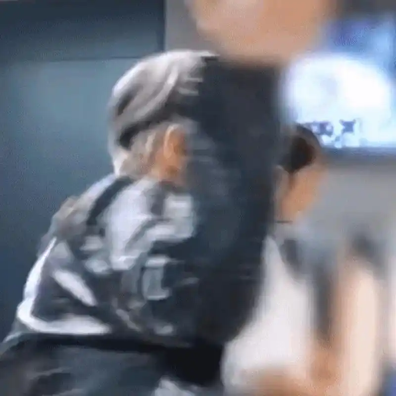 网传exo都暻秀室内吸烟#  67近日,exo成员都暻秀被拍到疑似吸烟的