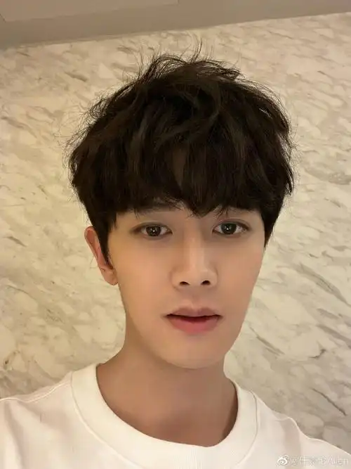 任嘉伦发带背心自拍