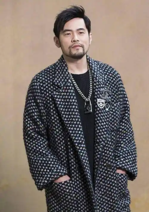 周杰伦少晒自拍,戴着红太阳镜大胡子浓密,不怕烈日,包着黑头巾_音乐