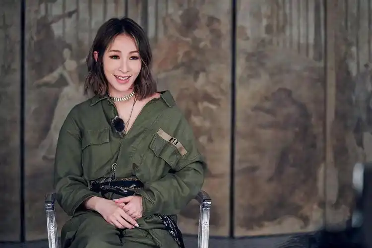 萧亚轩41岁还是"魔鬼身材",穿卫衣同框小16岁男友,没有年龄差