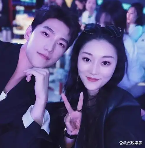 杨洋组织同学聚会,豪气买单,被美女包围合照,引发热议!