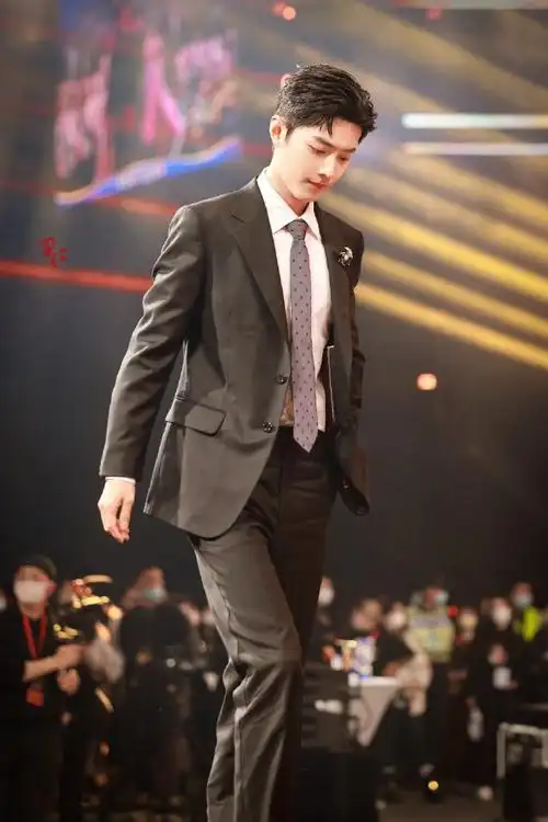 肖战 气质感 对于走路的肖战我真的毫无抵. 来自墨阿梨 - 微博