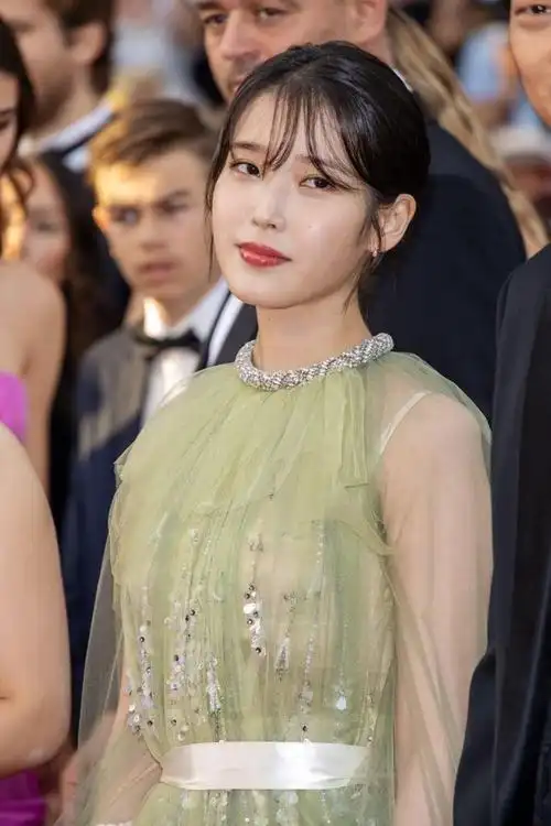 iu李知恩的戛纳电影节红毯造型来啦