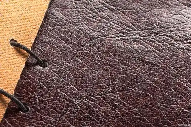 从材质和结构角度来看,头层牛皮是牛的表层皮肤,具有天然的纹理和细腻