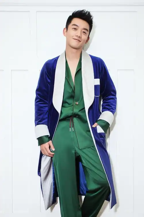 郑恺开睡衣趴庆生 与粉丝零距离互动