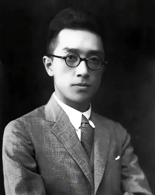 为了预防女生过早"犯花痴",教材放丑照,原来这些名人这么帅!