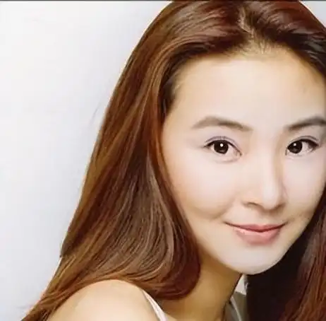 央视主播钱琳琳二婚带儿子嫁小6岁影帝张译丁克15年被宠成宝