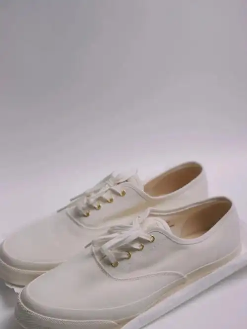 一双很温暖白的鞋子