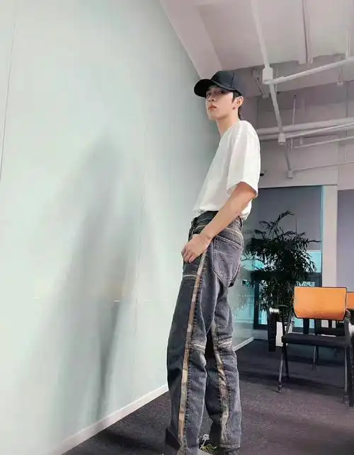 刘耀文说四舍五入和天花板一样高#弟弟的身高确实很高啊,这满屏的大