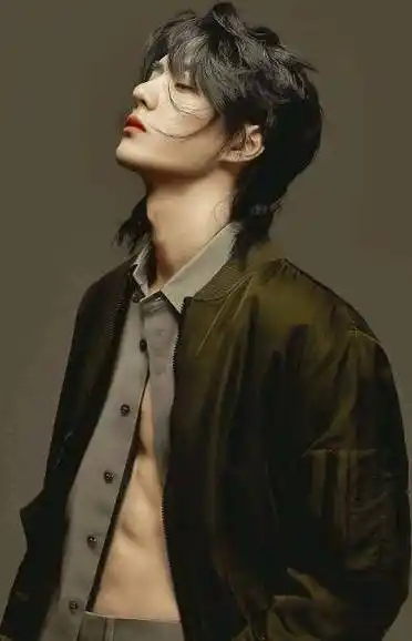 王一博"肌肉照"来袭,八块腹肌,人鱼线吸人眼球,不愧是酷盖_健身_好