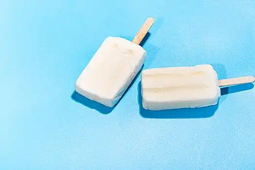 白色奶油冰棒冰棍清爽解渴的雪糕清爽解渴的雪糕清爽解渴的雪糕清爽