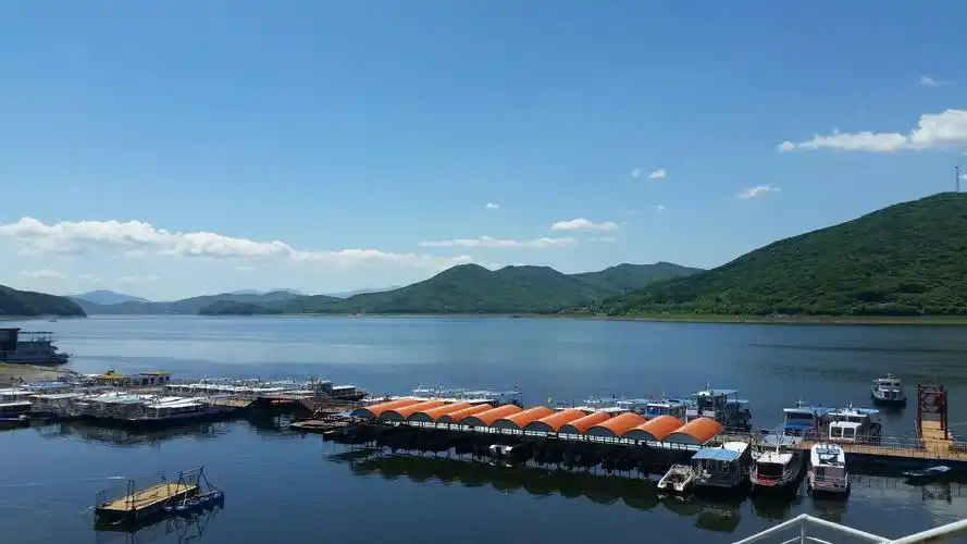 吉林省吉林市丰满区松滨路靠近松花湖国家风景名胜区松光码头广场_渔