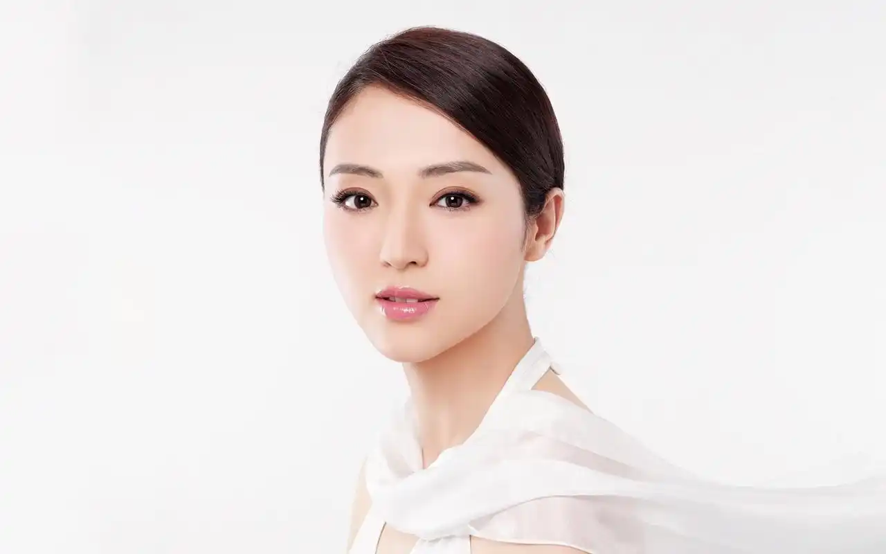 董璇白色的衣装粉嫩可爱电脑壁纸