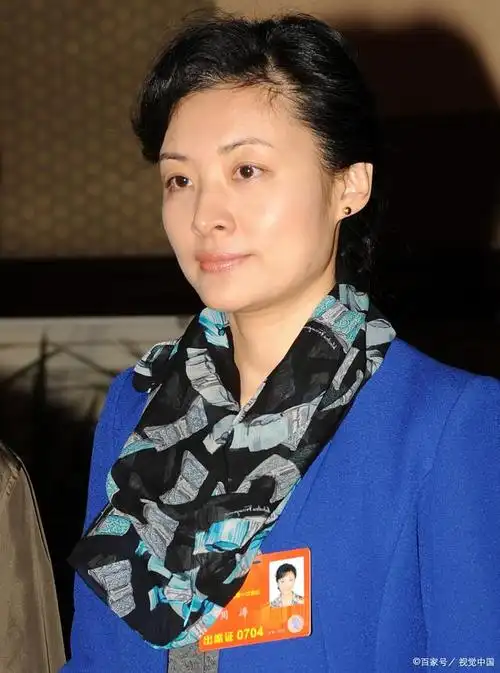 凭《大哥你好吗》爆火,为爱退圈嫁给国足名将,如今怎么样了?