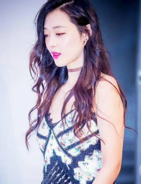 崔雪莉活动造型,妆容精致,紫色唇色太诱人了,小姐姐美到炸裂!